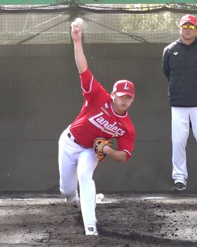 SSG 조병현이 팀 스프링캠프가 열리고 있는 미국 플로리다주 베로비치서 힘차게 불펜 피칭을 하고 있다. 사진제공｜SSG 랜더스