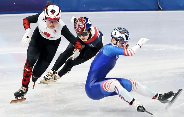 쇼트트랙대표팀 김길리(가운데)가 10일(한국시간) 밀라노 아이스스케이팅 아레나서 열린 밀라노동계올림픽 2000m 혼성계주 준결선서 역주하고 있다. 미끄러진 코린 스토다드(미국)와 충돌하기 직전 장면. 밀라노ㅣ뉴시스