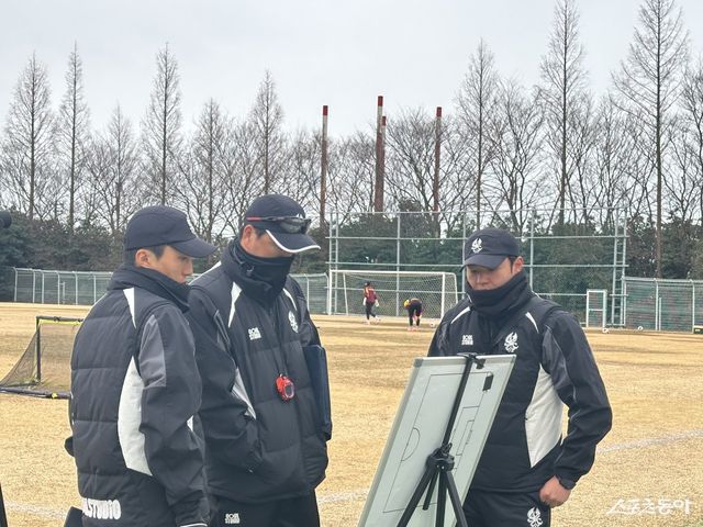 광주 이정규 감독(가운데)이 10일 남해스포츠파크에서 진행된 2차 동계전지훈련 도중 코치진과 전술을 상의하고 있다. 남해｜백현기 기자 hkbaek@donga.com