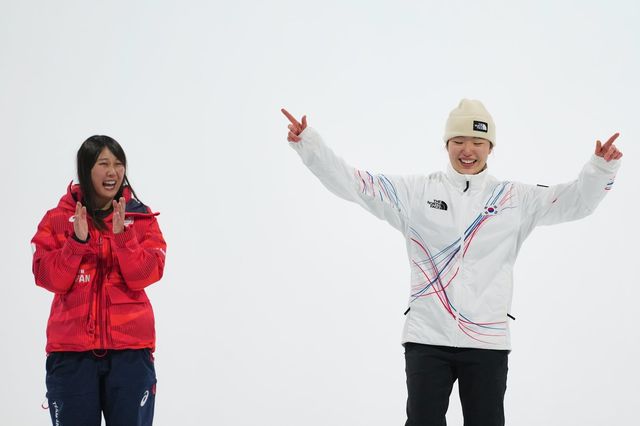 유승은(오른쪽)이 10일 오전(한국시간) 리비뇨 스노파크에서 열린 밀라노올림픽 스노보드 여자 빅에어에서 동메달을 따낸 뒤 금메달리스트 무라세 고코모(일본)에게 박수를 받고 있다. 리비뇨｜AP뉴시스