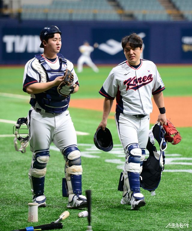 NC 김형준(왼쪽)은 최재훈의 대체 선수로 2026 WBC에 출전할 전망이다. 스포츠동아DB