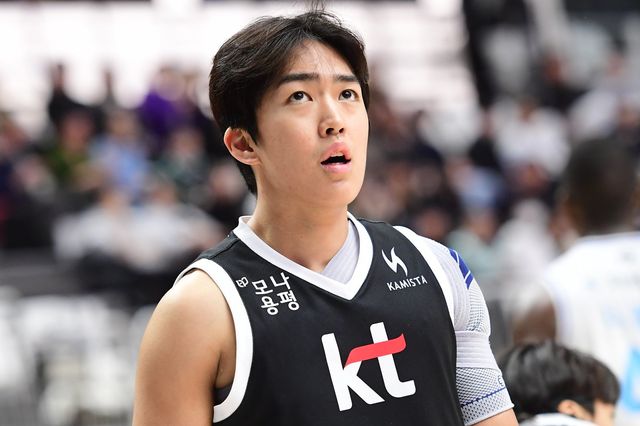 KT 박지원은 주포지션이 가드지만, 큰 키를 이용해 팀에 부족한 포워드진을 채워 6강 경쟁에 활력을 불어넣으려 한다. 사진제공｜KBL