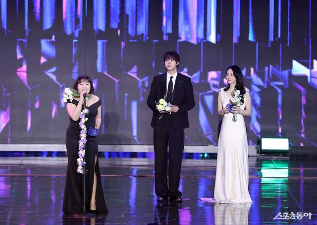 수상소감 말하는 이수지(왼쪽). 대한민국 1등 스포츠신문 스포츠동아