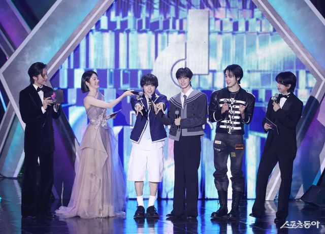 킥플립 케이주 최립우 싸이커스 헌터가 인터뷰를 하고 있다 대한민국 1등 스포츠신문 스포츠동아