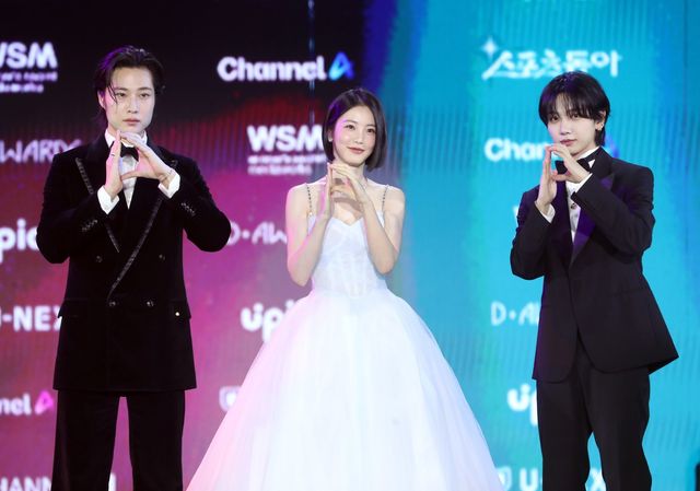 포토타임 갖는 디 어워즈 3MC (이종원, 신예은, 명재현) 대한민국 1등 스포츠신문 스포츠동아