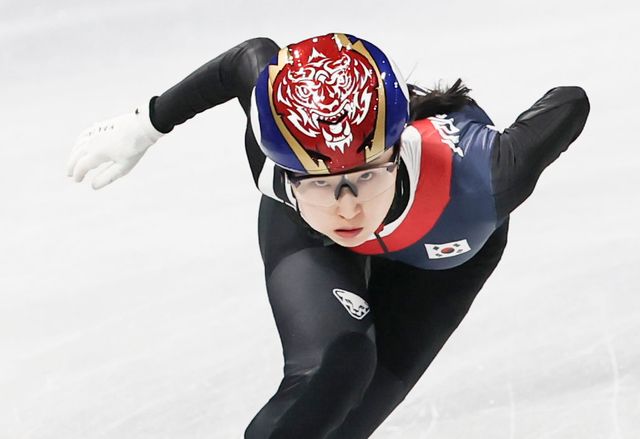 쇼트트랙대표팀 최민정(앞)이 10일(한국시간) 밀라노 아이스스케이팅 아레서 열린 2000m 혼성계주 준결선서 역주하고 있다. 밀라노ㅣ뉴시스