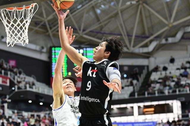 KT 박지원(9번)은 주포지션이 가드지만, 큰 키를 이용해 팀에 부족한 포워드진을 채워 6강 경쟁에 활력을 불어넣으려 한다. 사진제공｜KBL