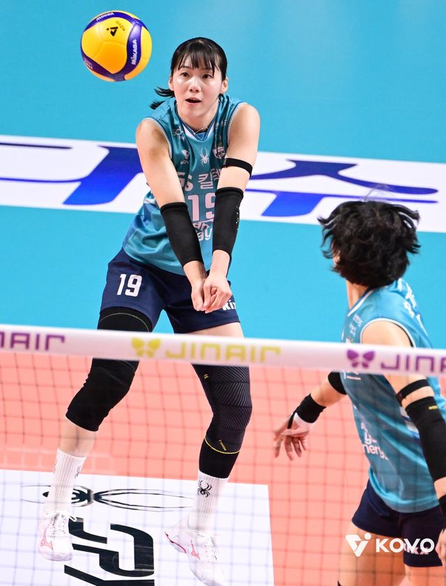 GS칼텍스 유서연(뒤)이 11일 장충체육관서 열린 페퍼저축은행과 홈경기서 리시브를 하고 있다. 사진제공│KOVO