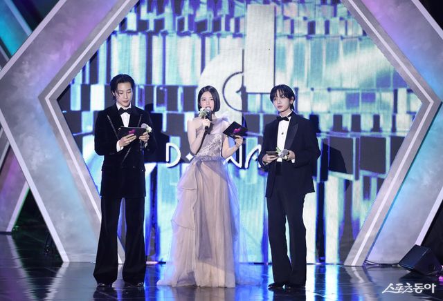 디 어워즈에서 이종원 신예은 명재현이 진행을 하고 있다. 대한민국 1등 스포츠신문 스포츠동아