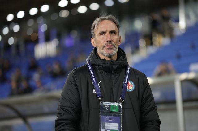 멜버른 시티 아우렐리오 비드마 감독이 11일 울산문수경기장서 열린 울산과 원정경기 도중 그라운드를 바라보고 있다. 사진제공｜한국프로축구연맹