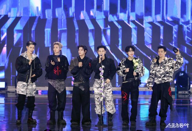 수상소감 말하는 엔하이픈. 대한민국 1등 스포츠신문 스포츠동아