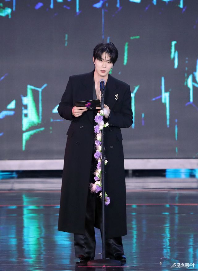 시상자 홍종현. 대한민국 1등 스포츠신문 스포츠동아