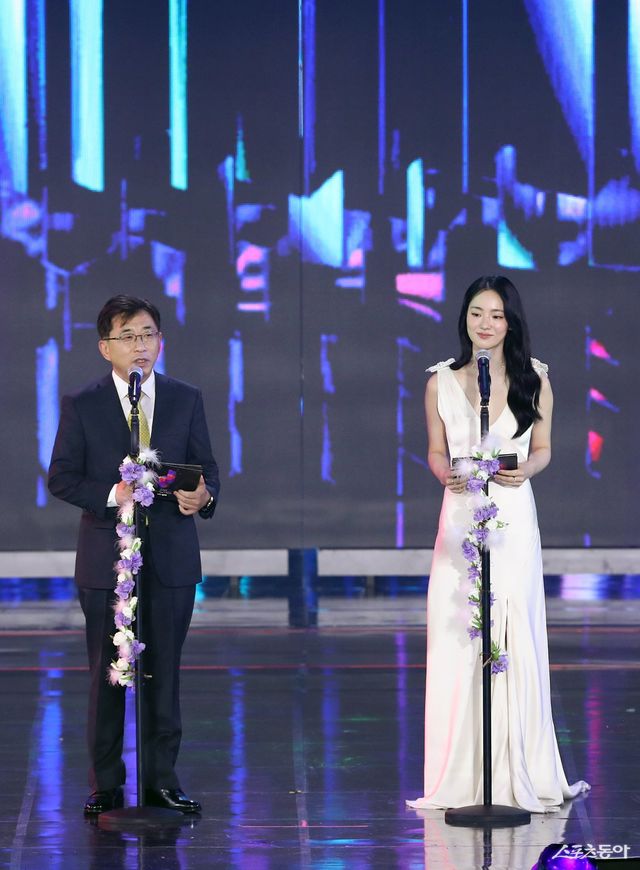 시상자로 오른 스포츠동아 박현진 대표와 전여빈. 대한민국 1등 스포츠신문 스포츠동아