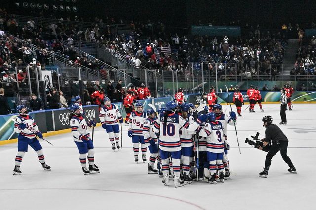 미국 여자 아이스하키 대표팀이 11일(한국시간) 산타줄리아 아이스하키 아레나서 열린 2026밀라노·코르티나담페초동계올림픽 아이스하키 여자 A조 조별예선서 캐나다를 꺾고 환호하고 있다. 밀라노｜AP뉴시스
