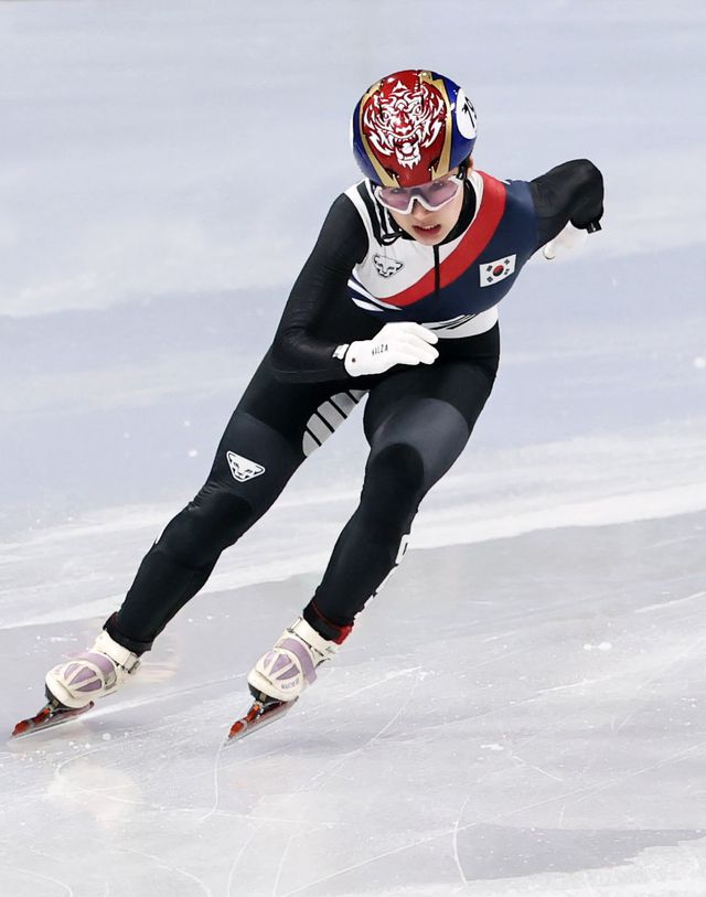쇼트트랙대표팀 이소연이 10일(한국시간) 밀라노 아이스스케이팅 아레나에서 열린 여자 500m 예선서 역주하고 있다. 밀라노ㅣ뉴시스