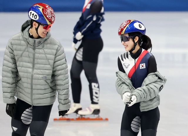 쇼트트랙대표팀 김길리(오른쪽)가 11일(한국시간) 밀라노 아이스스케이팅 아레나에서 진행된 대표팀 훈련 도중 황대헌과 대화를 나누며 활짝 웃고 있다. 밀라노ㅣ뉴시스