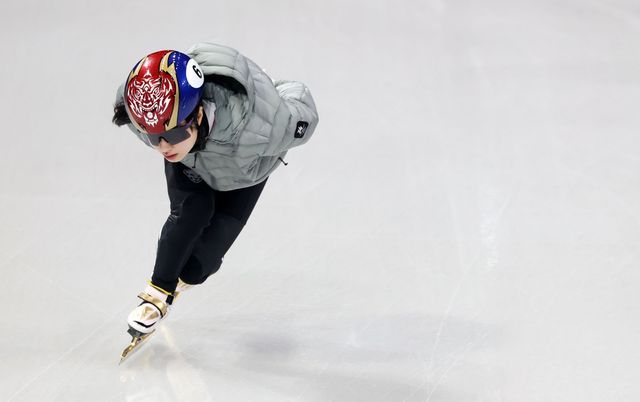 여자쇼트트랙대표팀 김길리가 11일(한국시간) 밀라노 아이스스케이팅 아레나에서 진행된 대표팀 공식 훈련에 참가해 몸을 풀고 있다. 밀라노ㅣ뉴시스