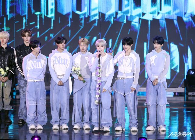 수상 소감 말하는 NCT 위시. 대한민국 1등 스포츠신문 스포츠동아