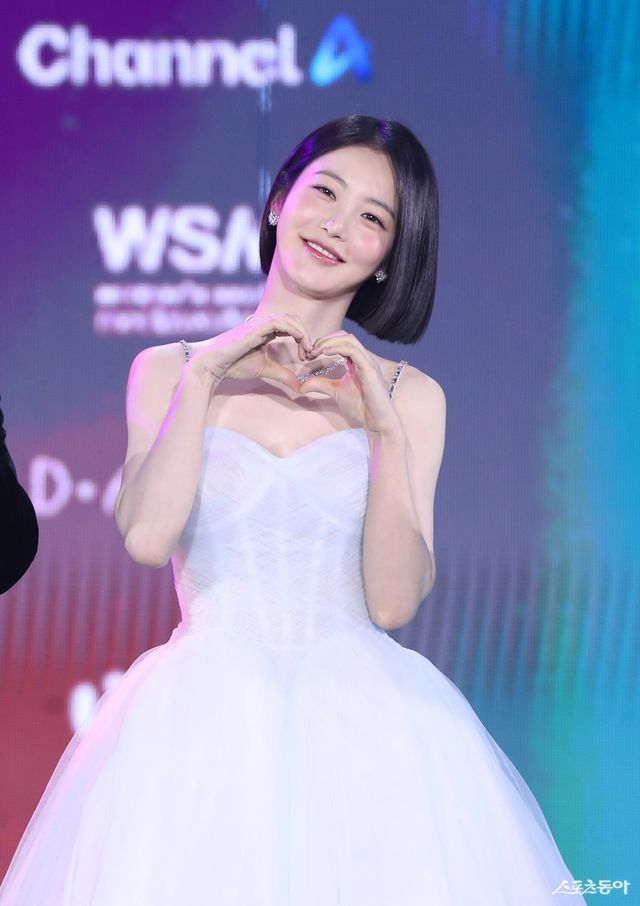 포토타임 갖는 디 어워즈 3MC (이종원, 신예은, 명재현) 대한민국 1등 스포츠신문 스포츠동아