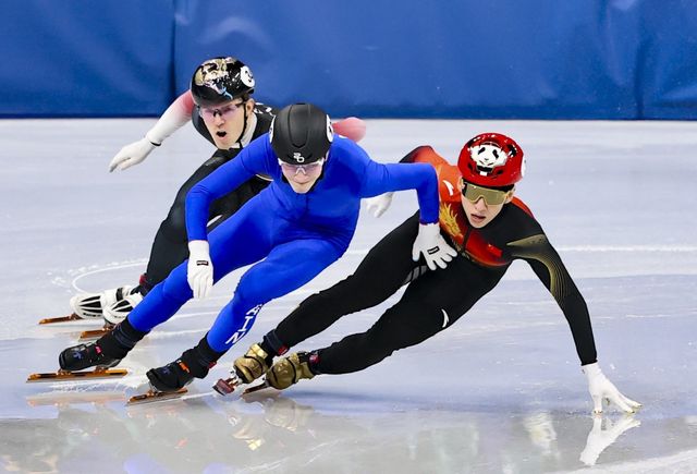 린샤오쥔(맨 오른쪽)이 10일(한국시간) 밀라노 아이스스케이팅 아레나서 열린 2026동계올림픽 쇼트트랙 2000m 혼성 계주 준준결선에서 레이싱을 펼치고 있다. 밀라노｜뉴시스