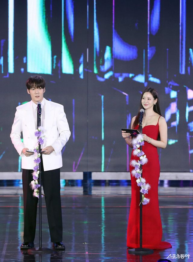 시상자로 나선 최진혁, 오연서. 대한민국 1등 스포츠신문 스포츠동아