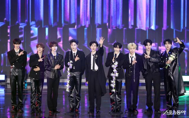 수상 소감 말하는 제베원. 대한민국 1등 스포츠신문 스포츠동아