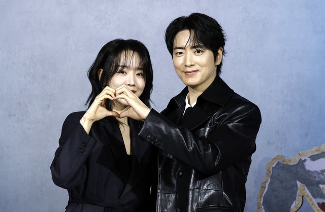 [서울=뉴시스] 김혜진 기자 = 배우 신혜선(왼쪽), 이준혁이 10일 오전 서울 중구 앰배서더 서울 풀만에서 열린 넷플릭스 시리즈 ‘레이디 두아’ 제작발표회에서 포즈를 취하고 있다. 2026.02.10. jini@newsis.com