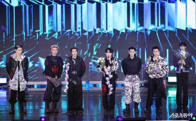 수상 소감 말하는 엔하이픈. 대한민국 1등 스포츠신문 스포츠동아