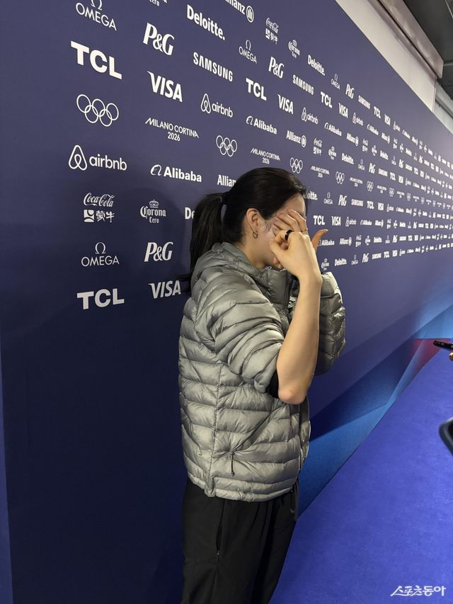 김길리가 11일(한국시간) 밀라노 아이스스케이팅 아레나에서 진행된 대표팀 훈련을 마친 뒤 취재진에게 팔을 보여주며 “괜찮다”고 말하고 있다. 밀라노ㅣ뉴시스