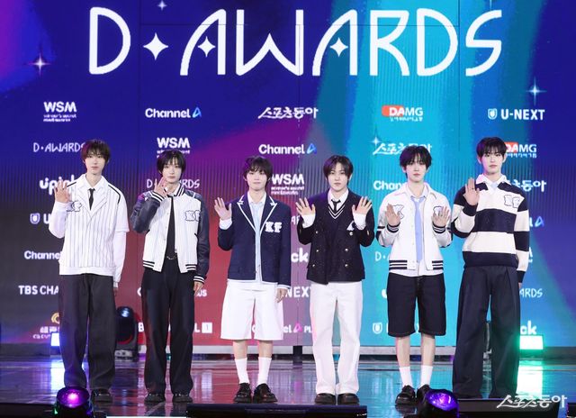 포토타임 갖는 킥플립 대한민국 1등 스포츠신문 스포츠동아