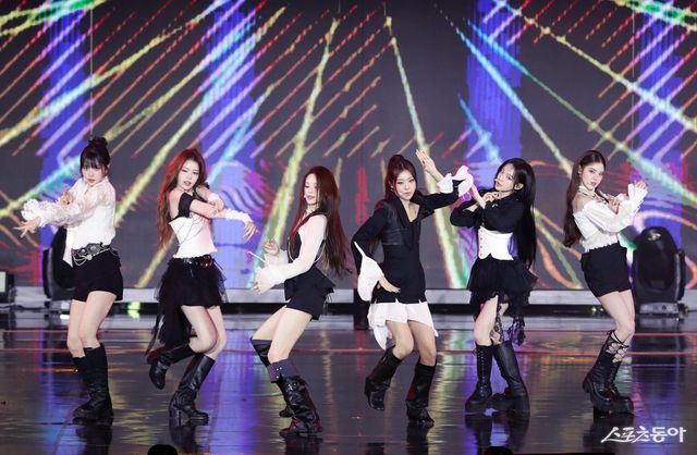 이즈나 공연 대한민국 1등 스포츠신문 스포츠동아