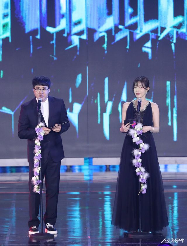 시상자로 나선 유픽 임찬 대표와 임수향. 대한민국 1등 스포츠신문 스포츠동아