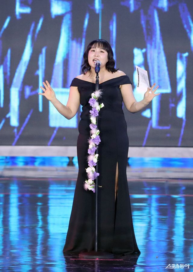 시상에 나선 이수지. 대한민국 1등 스포츠신문 스포츠동아