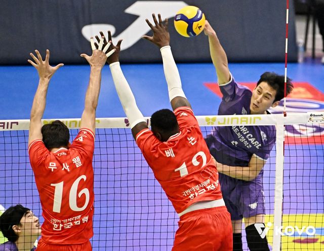 우리카드는 아웃사이드 히터&nbsp;이시몬과 한성정(뒤)이 살림꾼 역할을 톡톡히 해내며 팀의 도약에 앞장서고 있다. 사진제공│KOVO