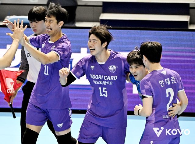 우리카드는 아웃사이드 히터 이시몬(왼쪽 2번째)과 한성정(왼쪽 끝)이 살림꾼 역할을 톡톡히 해내며 팀의 도약에 앞장서고 있다. 사진제공│KOVO