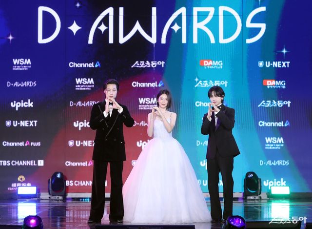 포토타임 갖는 디 어워즈 3MC (이종원, 신예은, 명재현) 대한민국 1등 스포츠신문 스포츠동아