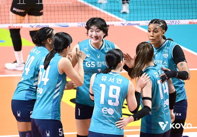 GS칼텍스 선수들이 11일 장충체육관서 열린 페퍼저축은행과 홈경기서 득점한 뒤 기뻐하고 있다. 사진제공│KOVO