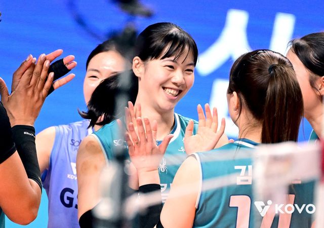 GS칼텍스 유서연(가운데)이 11일 장충체육관서 열린 페퍼저축은행과 홈경기서 서브 에이스를&nbsp;터트린 뒤 동료들과 기뻐하고 있다. 사진제공│KOVO