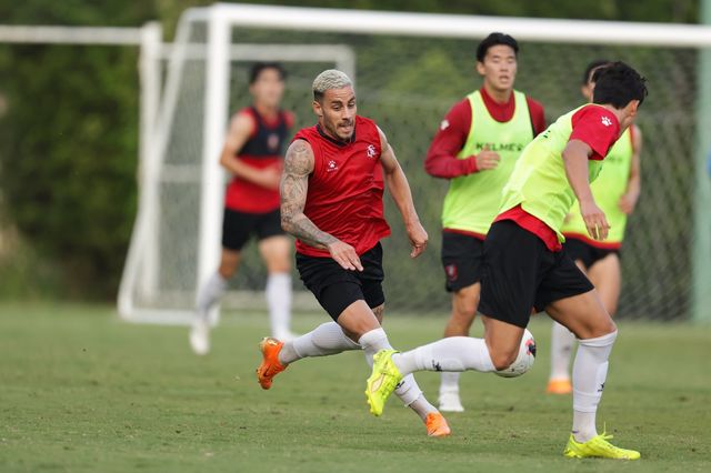 부천 바사니(가운데)가 지난달 태국 치앙마이에서 열린 1차 동계전지훈련 도중 질주하고 있다. 사진제공｜한국프로축구연맹