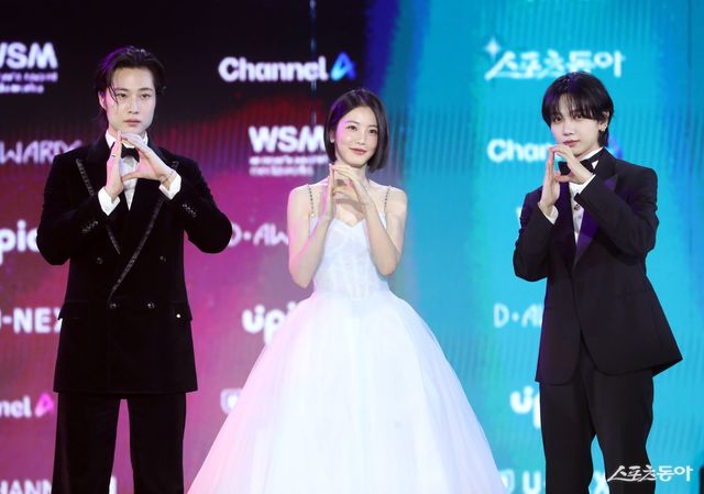 포토타임 갖는 디 어워즈 3MC (이종원, 신예은, 명재현) 대한민국 1등 스포츠신문 스포츠동아