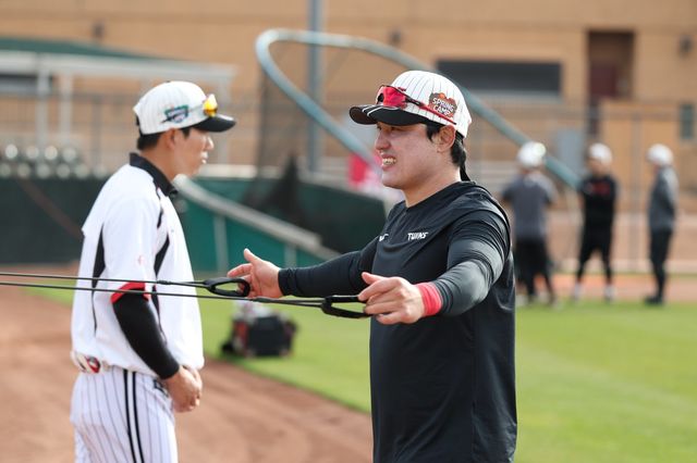LG 박동원(오른쪽)이 미국 애리조나주 스코츠데일에서 열리고 있는 팀 스프링캠프서 본격적인 훈련에 앞두고 몸을 풀고 있다. 박동원은 “새로운 역사를 한 번 만들어보겠다”라며 연속 우승에 대한 욕심을 숨기지 않았다. 사진제공｜LG 트윈스