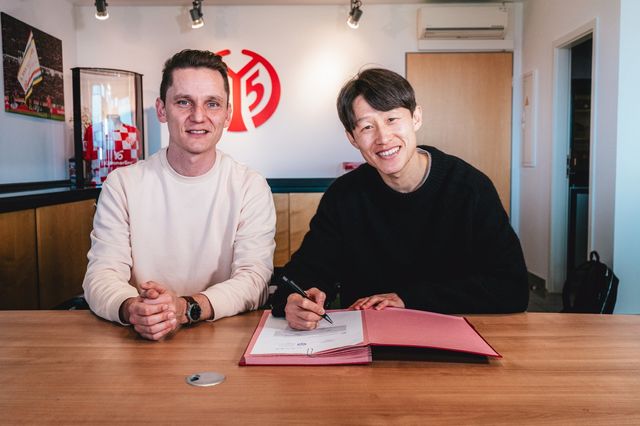 마인츠 이재성(오른쪽)이 12일(한국시간) 재계약 계약서에 서명하며 니코 붕가르트 단장과 활짝 웃었다. 사진제공｜FSV 마인츠05