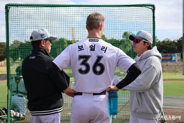KT 외국인 투수 케일럽 보쉴리가 12일 호주 질롱 베이스볼 센터서 열린 스프링캠프서 라이브 피칭을 소화한 뒤, 이강철 감독(왼쪽)과 대화하고 있다. 사진제공｜KT 위즈
