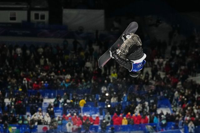 스노보드 국가대표 이채운이 11일(한국시간) 리비뇨 스노파크에서 열린 스노보드 남자 하프파이프 예선 경기에서 기술을 선보이고 있다. 밀라노ㅣAP뉴시스