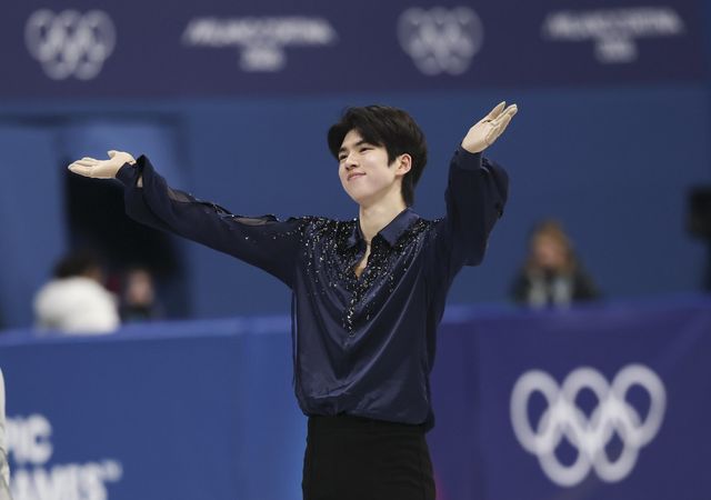 차준환이&nbsp;8일(한국시간) 밀라노 아이스스케이팅 아레나에서 열린 피겨스케이팅 단체전 남자 싱글 쇼트프로그램에서 연기를 마친 뒤 인사하고 있다. 밀라노ㅣ뉴시스