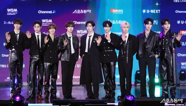 포토타임 갖는 제로베이스원, 대한민국 1등 스포츠신문 스포츠동아