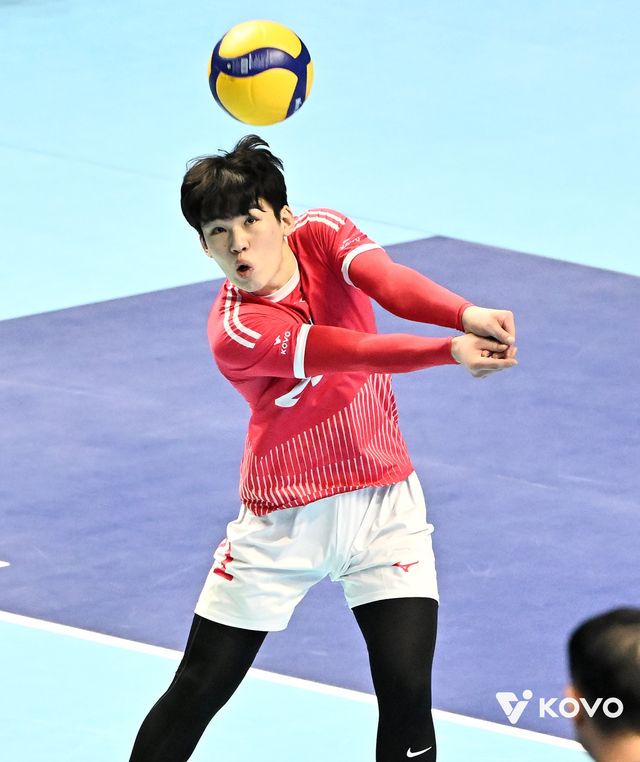 대한항공은 아웃사이드 히터&nbsp;이든과 리베로 강승일(사진) 조합이 자리를 잡아야 현대캐피탈과 선두 경쟁서 앞서나갈 수 있을 것으로 보인다. 사진제공│KOVO