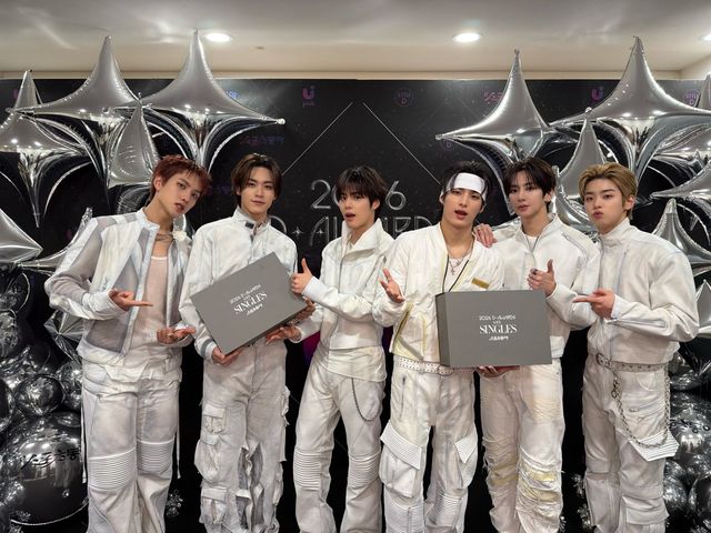 진심을 담은 담례품. 디 어워즈X싱글즈 기프트 박스에 시상식을 빛낸 아티스트들도 큰 호응으로 화답했다. 82메이저는 제2회 디 어워즈X싱글즈가 협럽한 기프트 박스를 열고 ‘장시간 조명 노출이 빚는 피부 트러블을 고려’한 최상의 구성이라며 격찬을 아끼지 않았다.