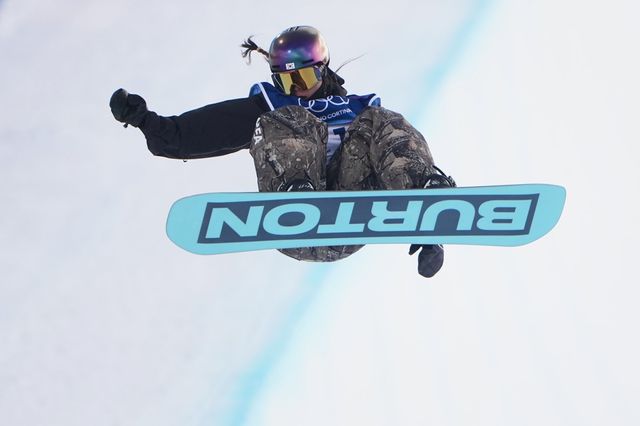 최가온이 13일(한국시간)&nbsp;리비뇨 스노파크에서 열린 스노보드 여자 하프파이프에서 금메달을 따냈다. 리비뇨ㅣ신화뉴시스