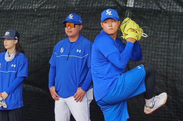 삼성 배찬승(오른쪽 끝)은 비시즌 체인지업 습득에 힘을 쏟고 있다. 고교 선배이자 스프링캠프 기간 룸메이트인 이승민이 이를 적극 돕고 있다. 사진제공｜삼성 라이온즈